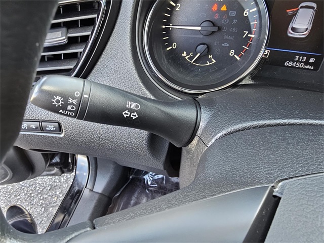 Vehicle image 21 of 32