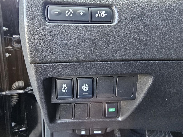 Vehicle image 18 of 32