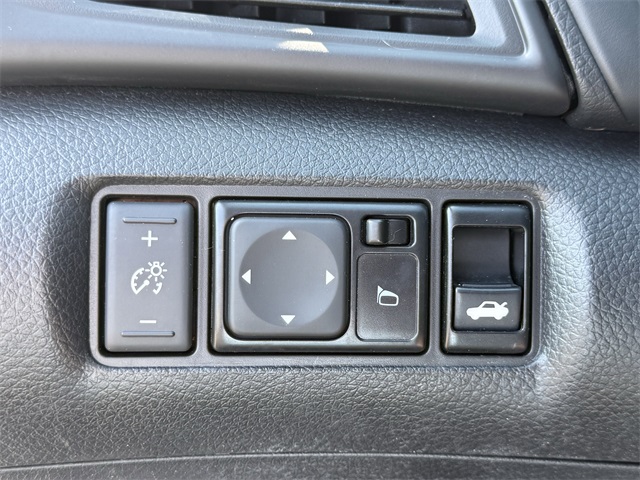 Vehicle image 21 of 24