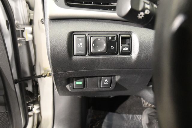 Vehicle image 15 of 26