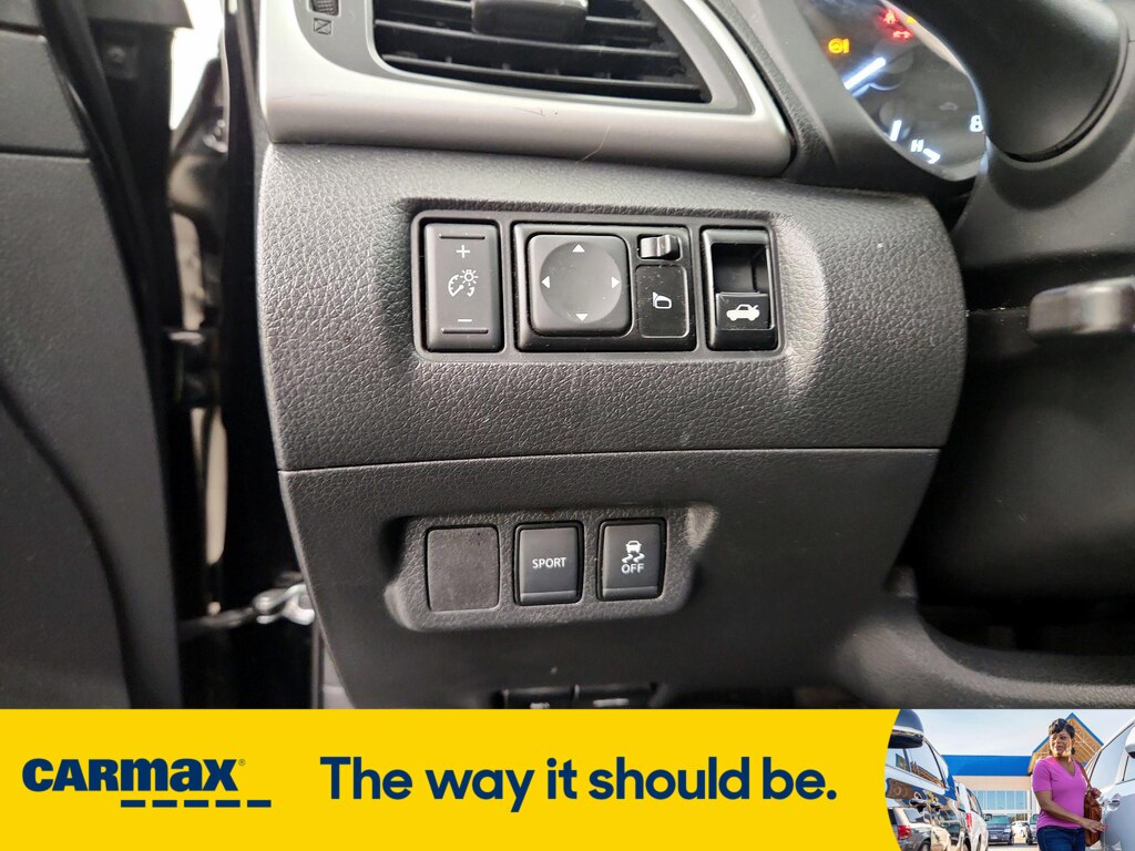 Vehicle image 17 of 27