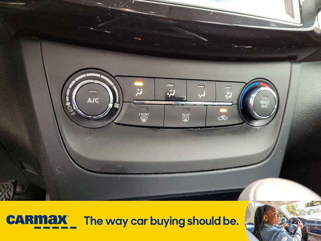 Vehicle image 21 of 27