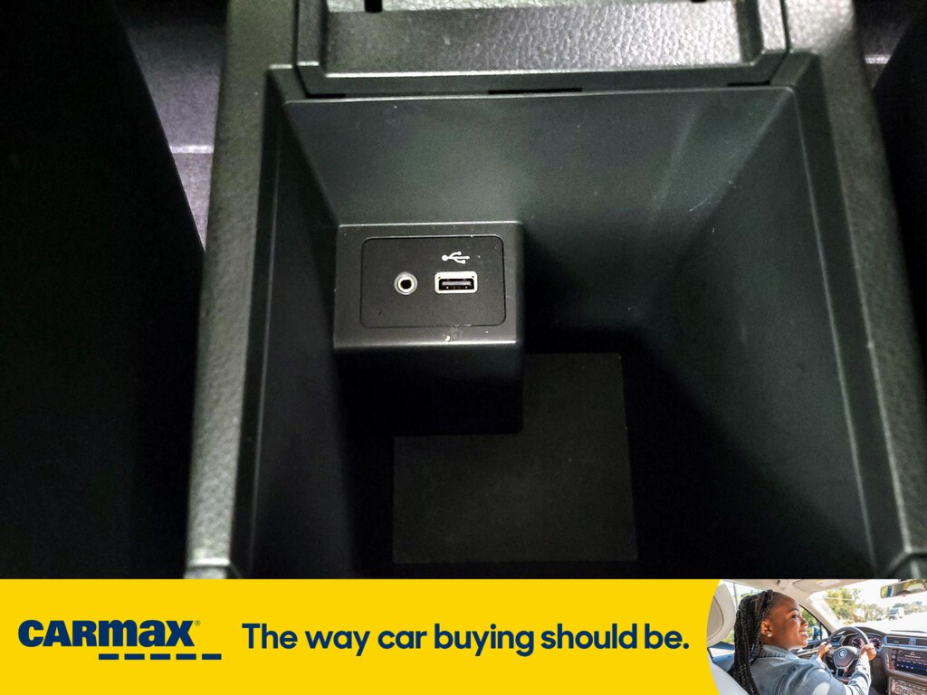 Vehicle image 23 of 30