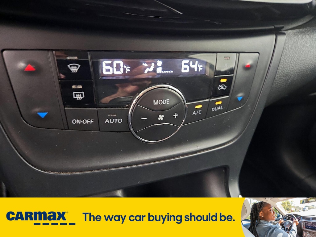 Vehicle image 21 of 27