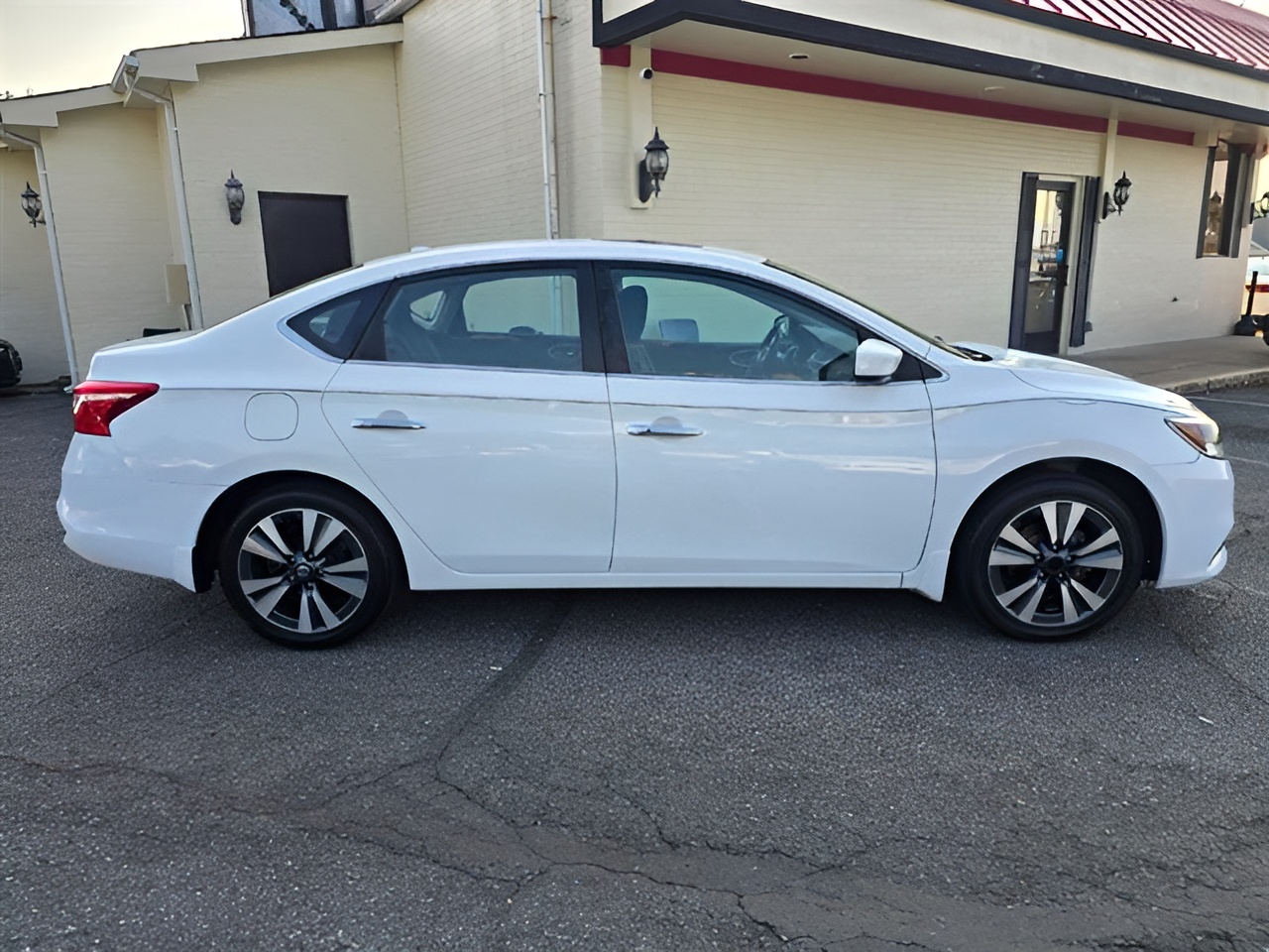 Vehicle image 28 of 34