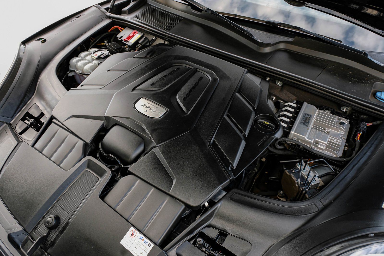 2019 Porsche Cayenne S Image 8 of 53