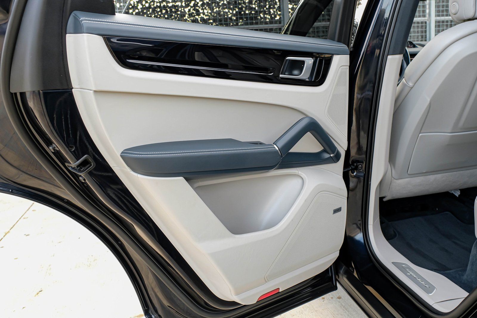 2019 Porsche Cayenne S Image 37 of 53