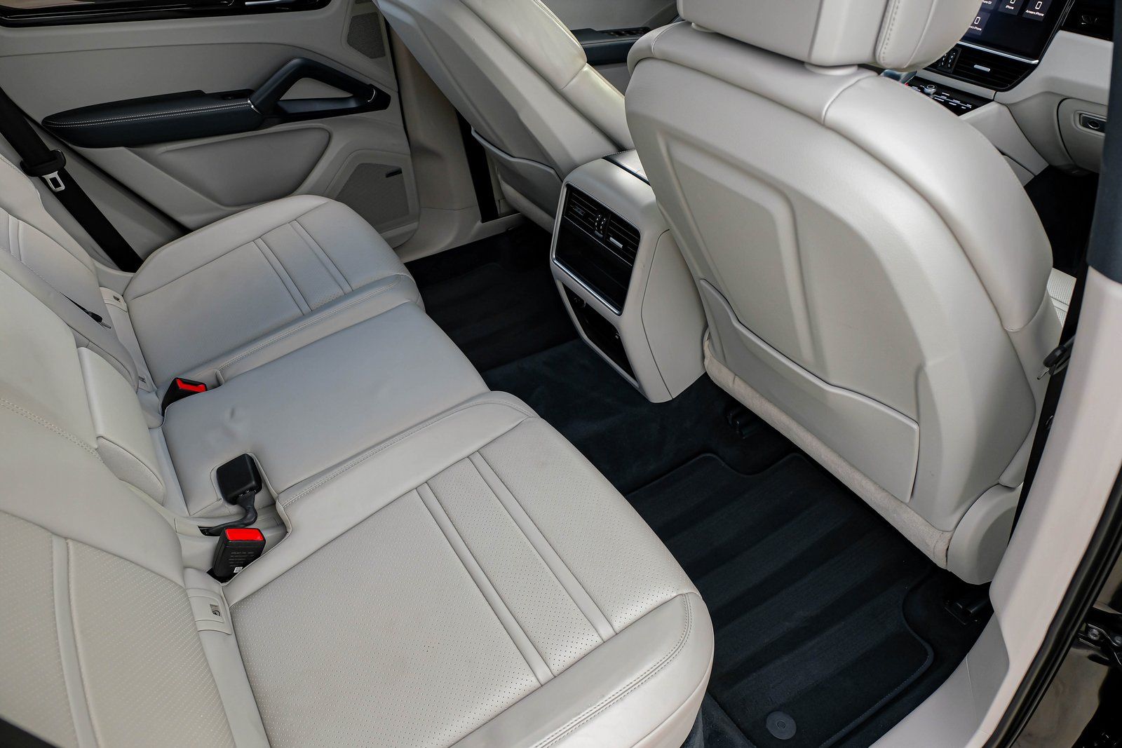 2019 Porsche Cayenne S Image 18 of 53