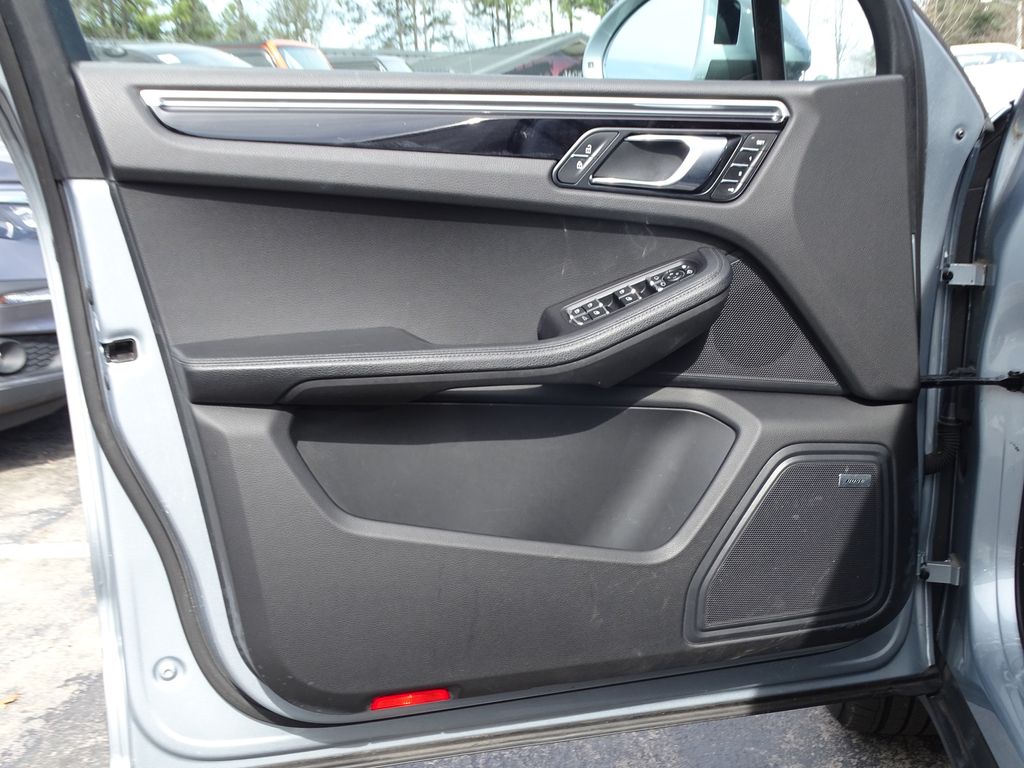 Vehicle image 11 of 30