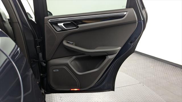 2019 Porsche Macan S Image 17 of 33