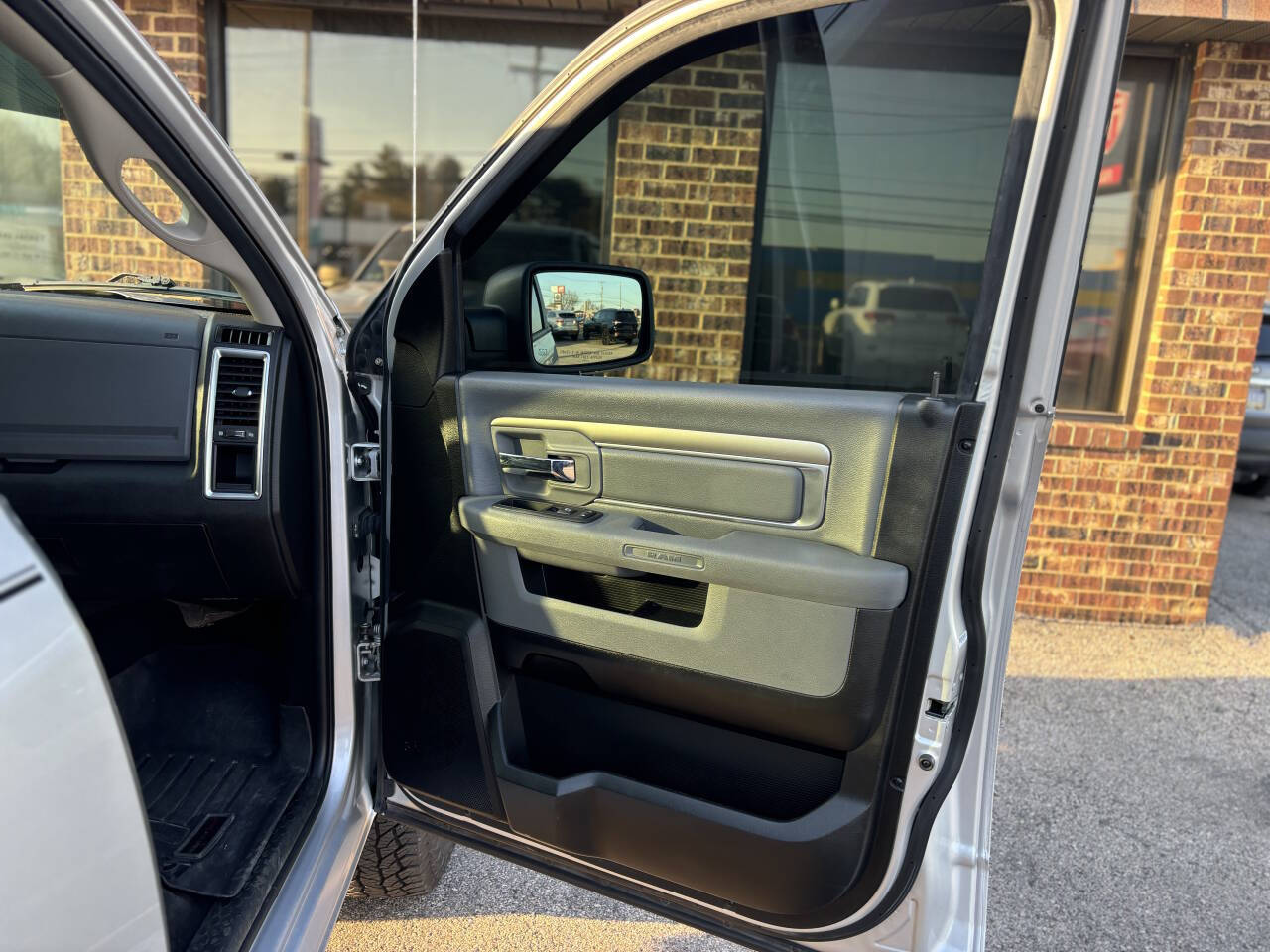 Vehicle image 21 of 29