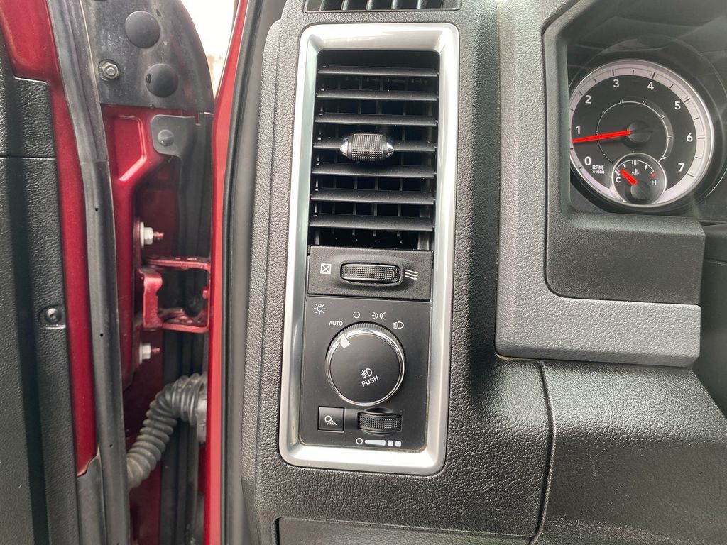 Vehicle image 13 of 31