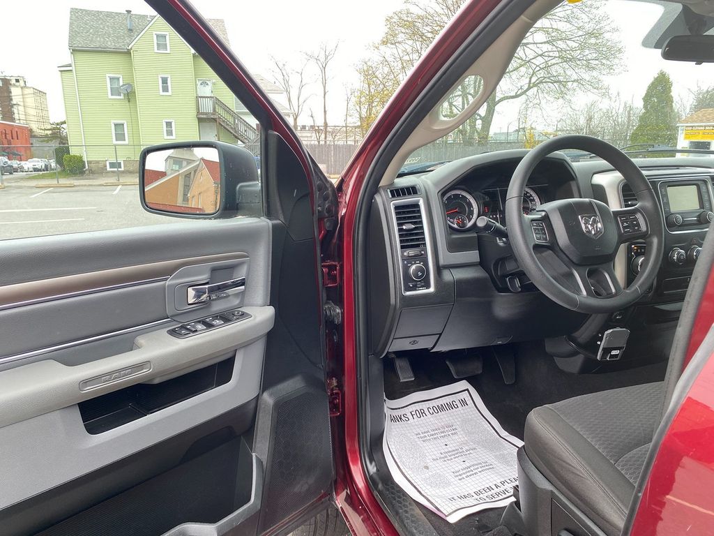 Vehicle image 10 of 31