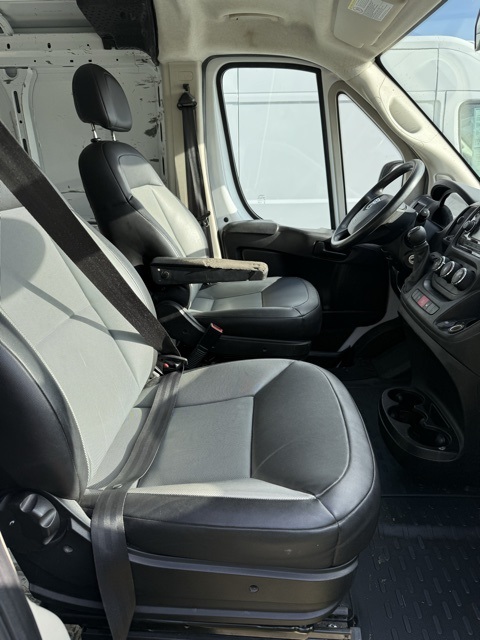 Vehicle image 4 of 5