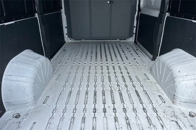 Vehicle image 17 of 42