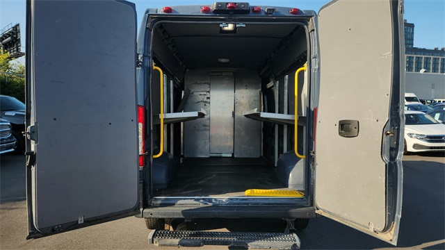 Vehicle image 17 of 25