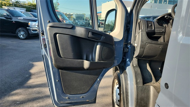 Vehicle image 16 of 25