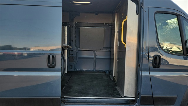 Vehicle image 19 of 25