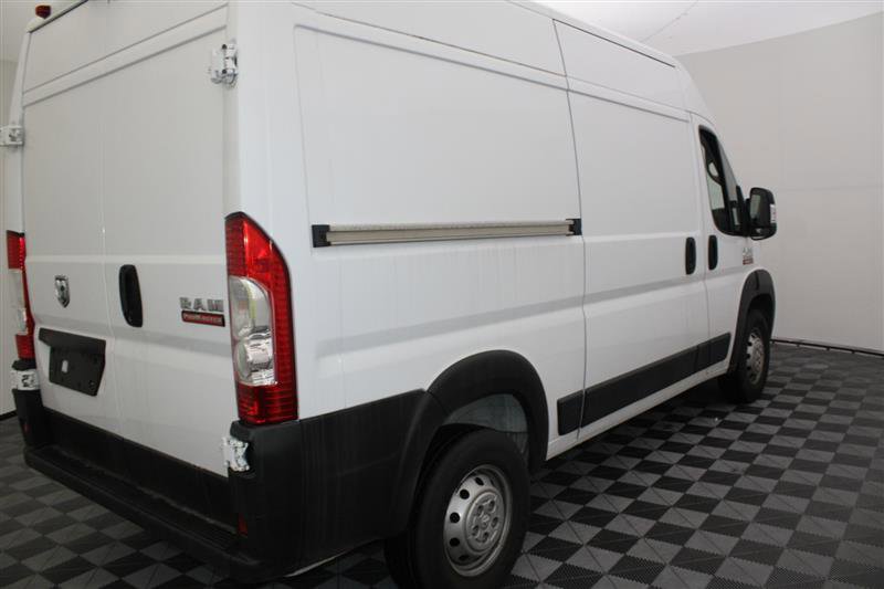 Vehicle image 7 of 32