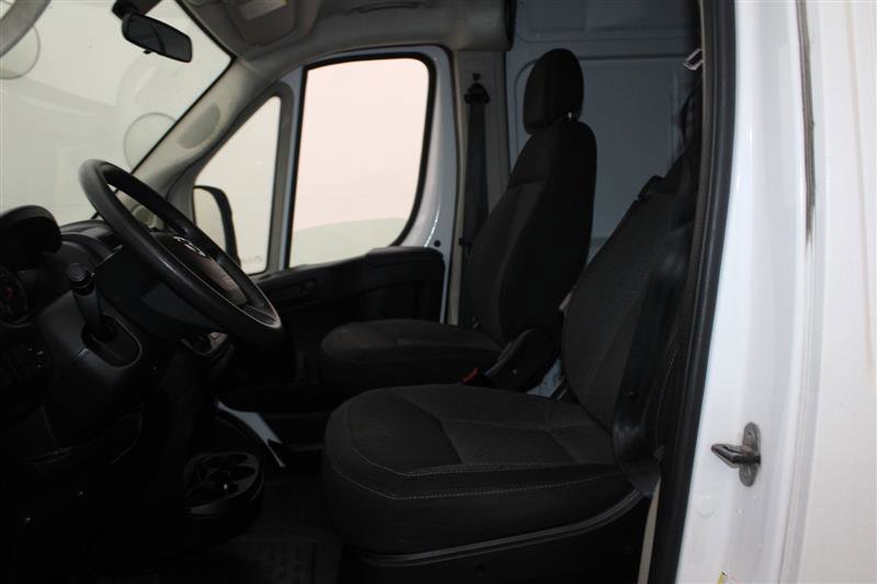 Vehicle image 27 of 32