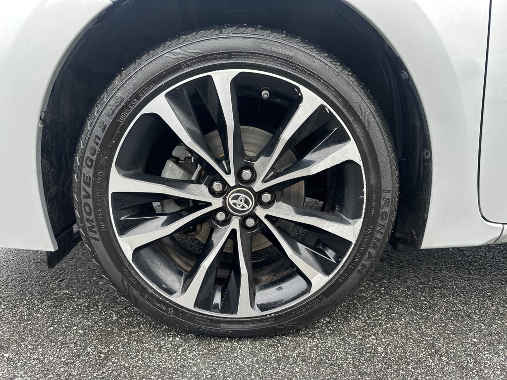 Vehicle image 32 of 38