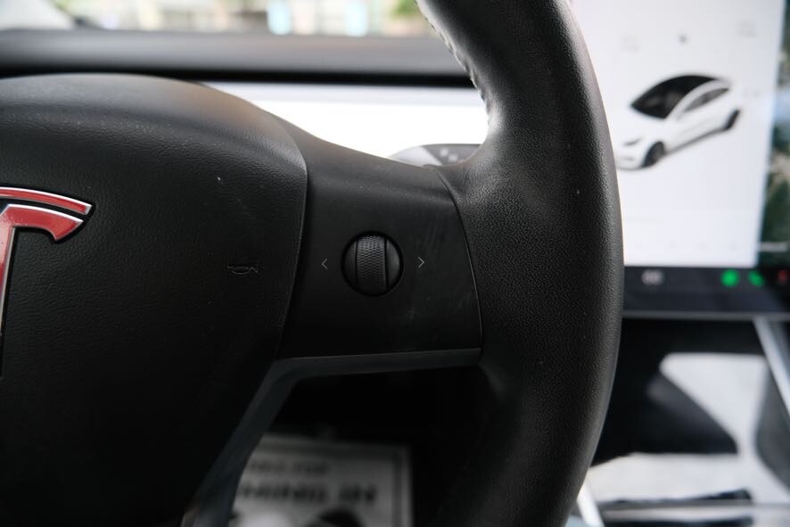 Vehicle image 32 of 35