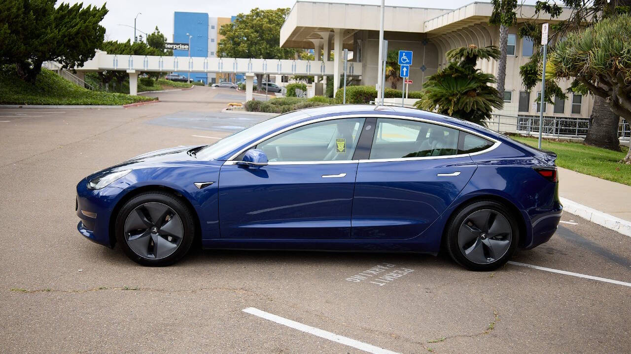 Vehicle image 10 of 27