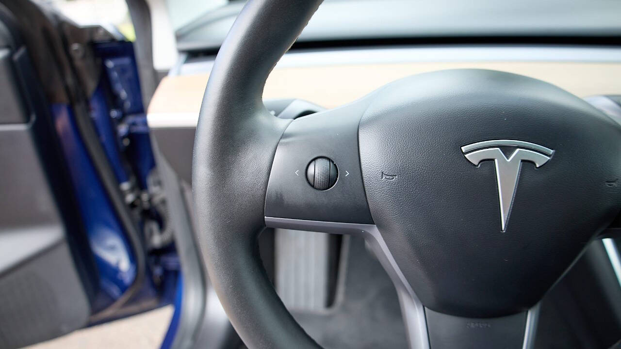 Vehicle image 19 of 27