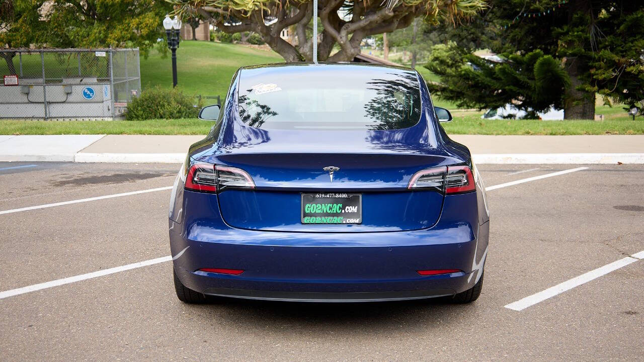 Vehicle image 8 of 27