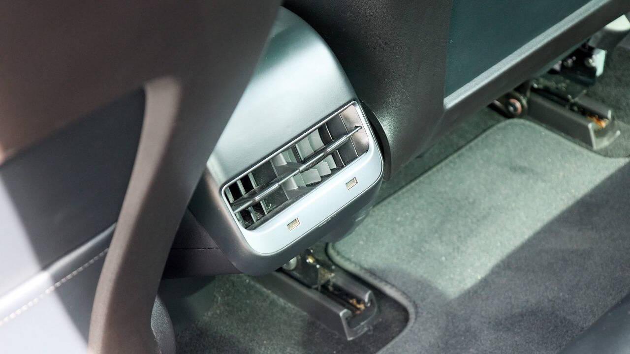 Vehicle image 24 of 27