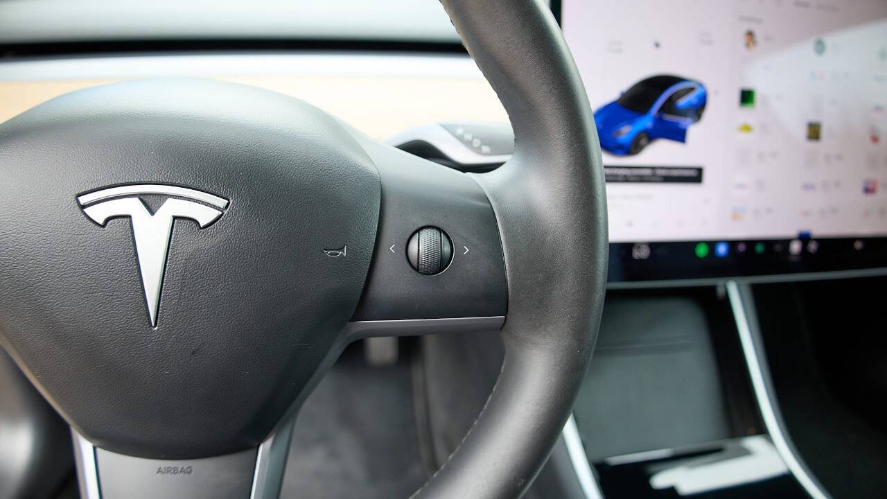 Vehicle image 26 of 27