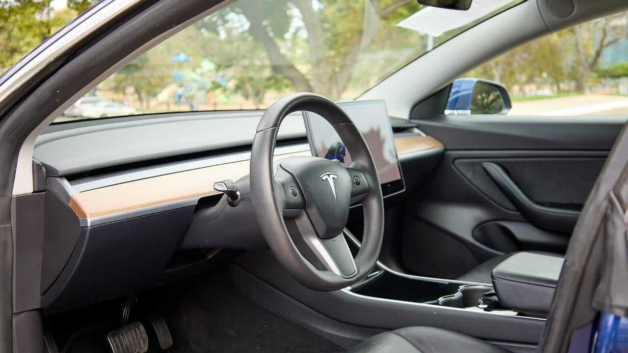 Vehicle image 17 of 27