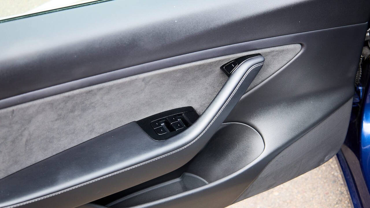 Vehicle image 23 of 27