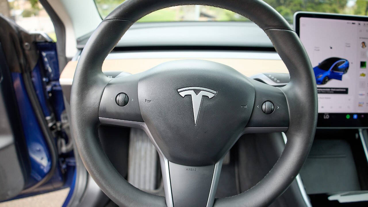 Vehicle image 18 of 27