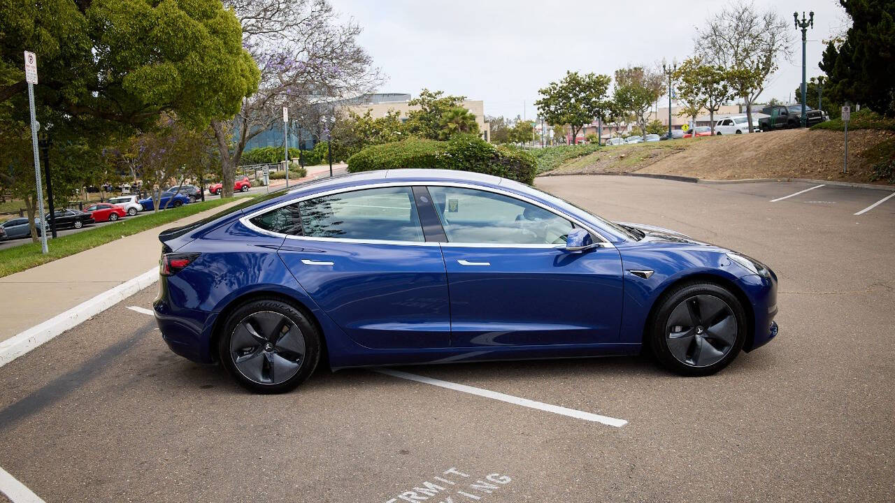 Vehicle image 6 of 27