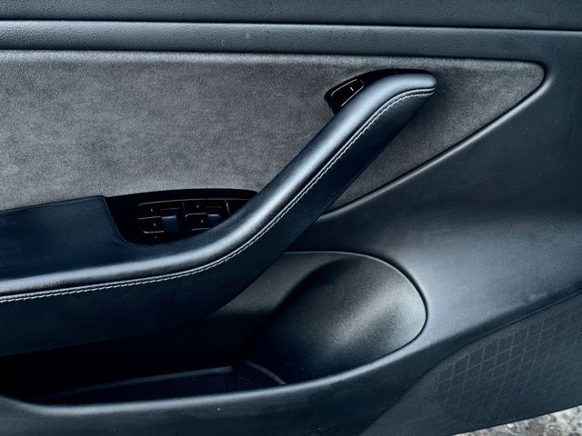 Vehicle image 23 of 30