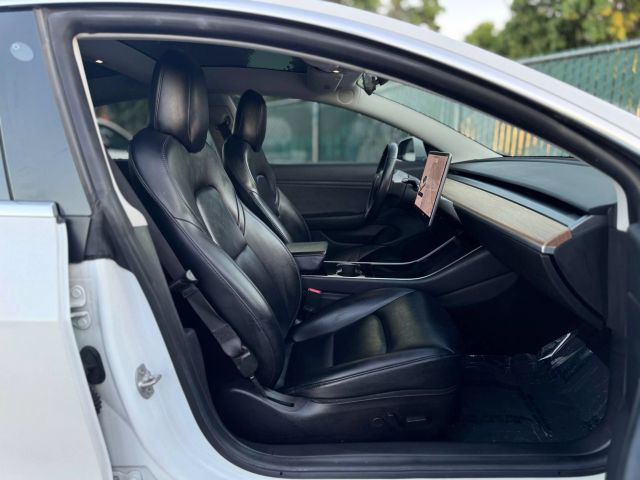 Vehicle image 26 of 30