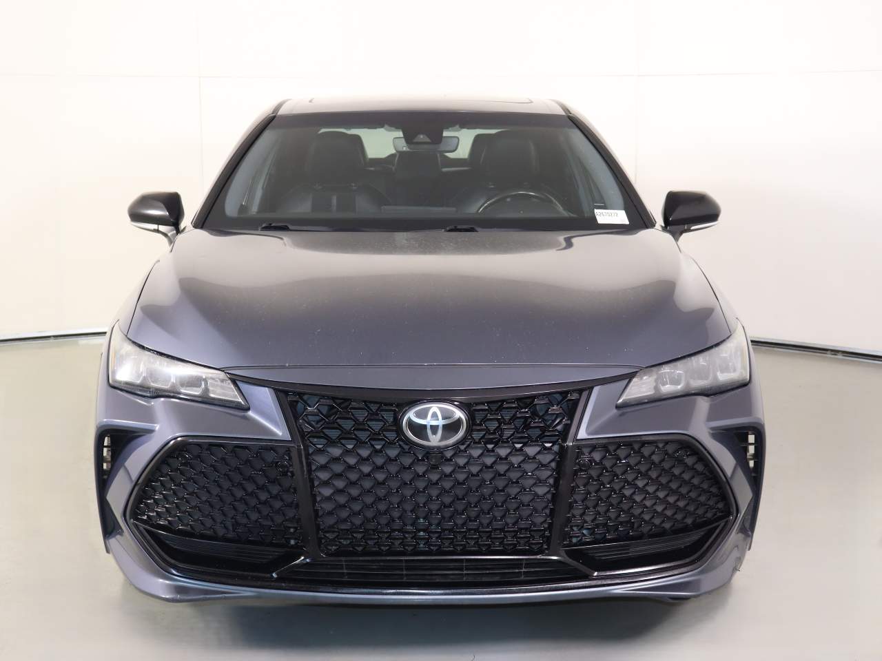 2019 Toyota Avalon Image 2 of 20