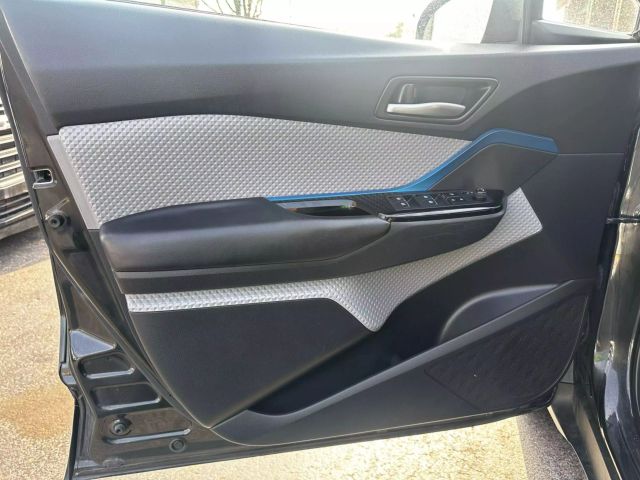 Vehicle image 8 of 16