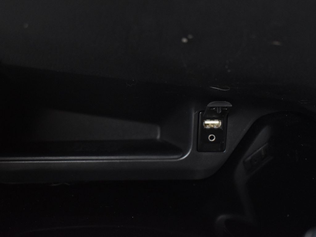 Vehicle image 32 of 51