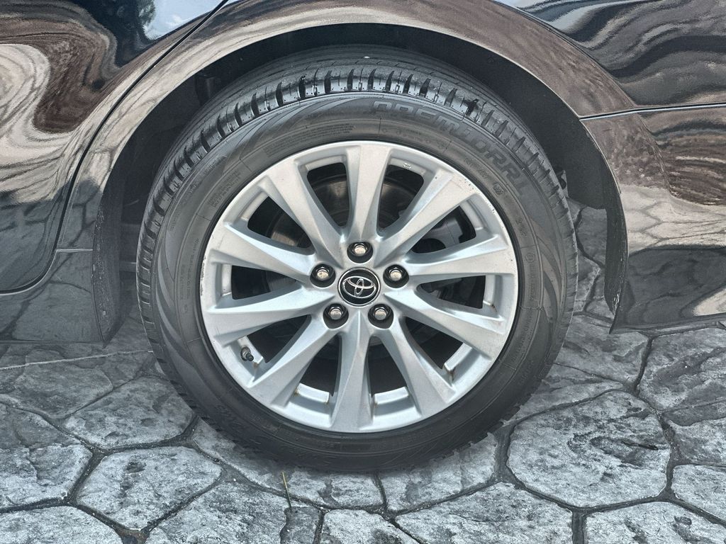 Vehicle image 33 of 35