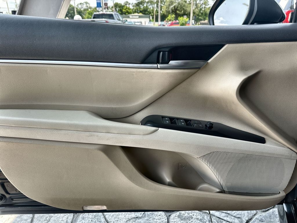Vehicle image 22 of 35
