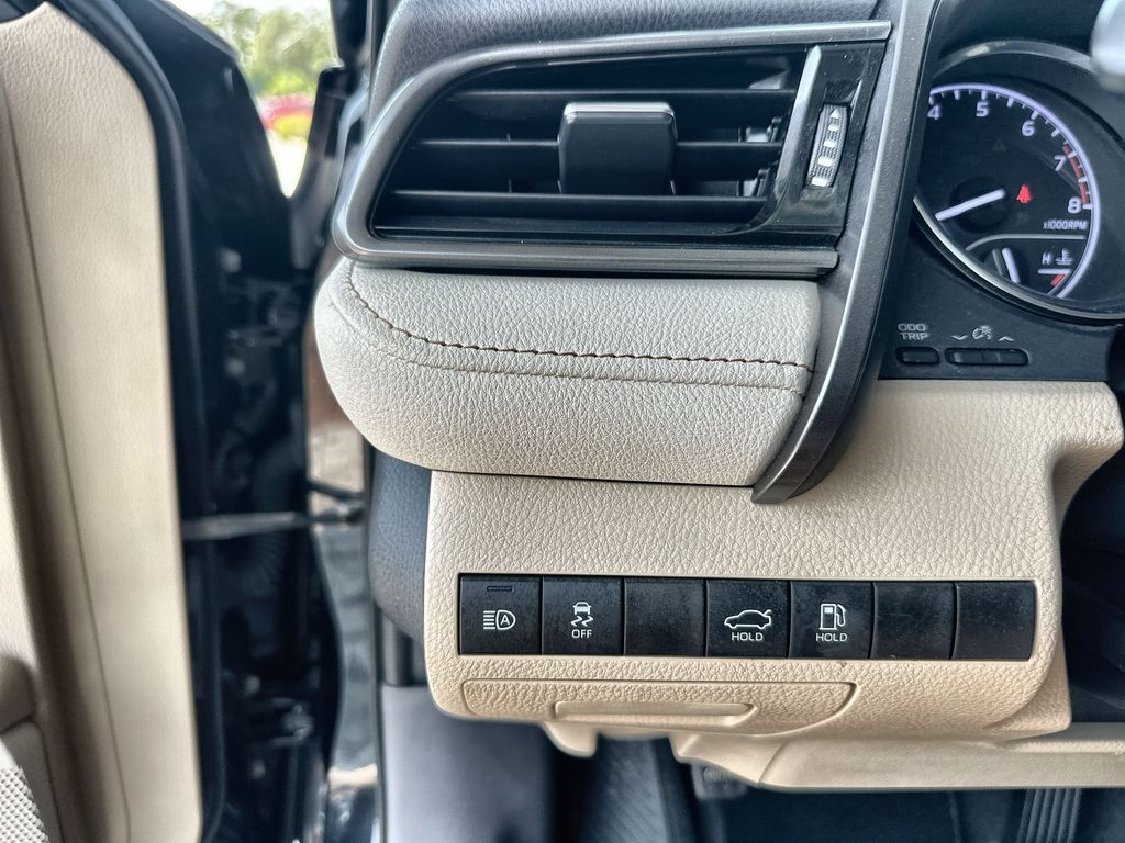 Vehicle image 18 of 35
