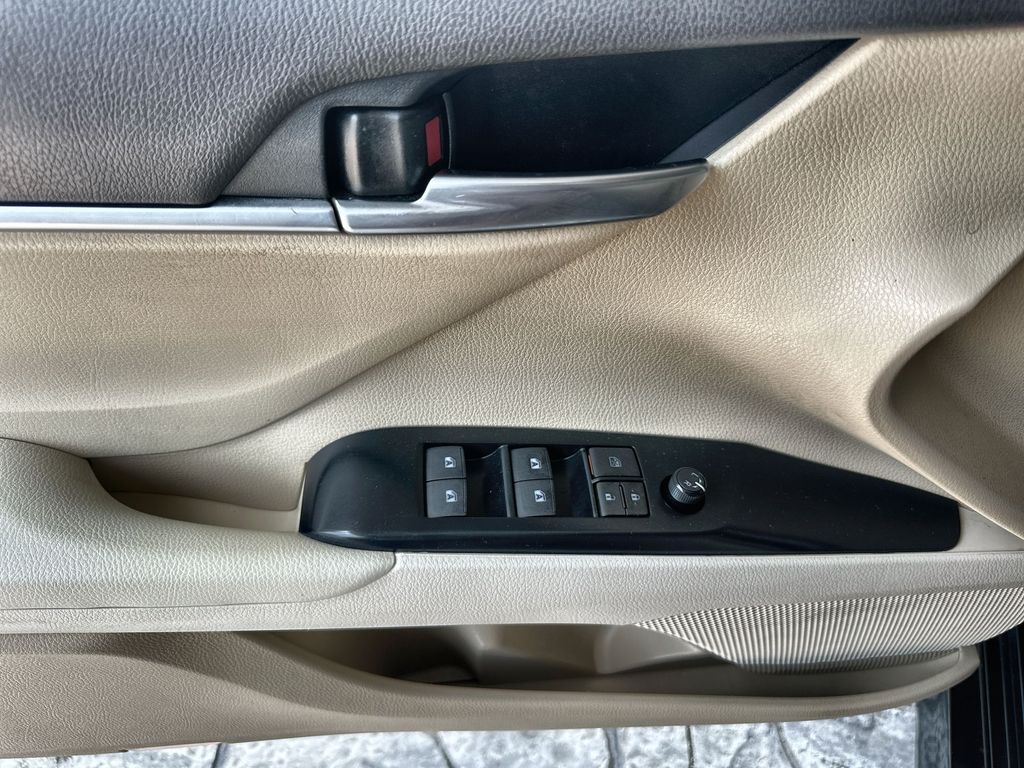Vehicle image 23 of 35