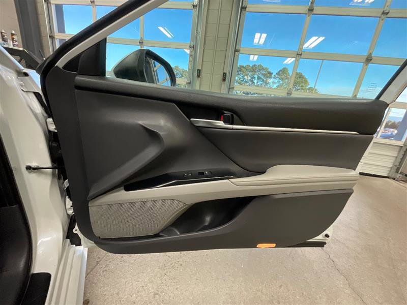Vehicle image 22 of 24