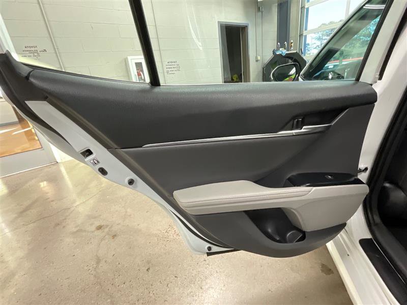 Vehicle image 17 of 24
