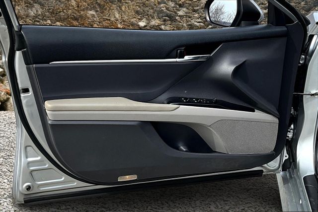 Vehicle image 21 of 31