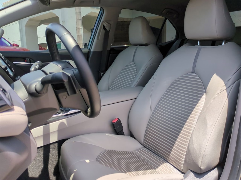 Vehicle image 18 of 42