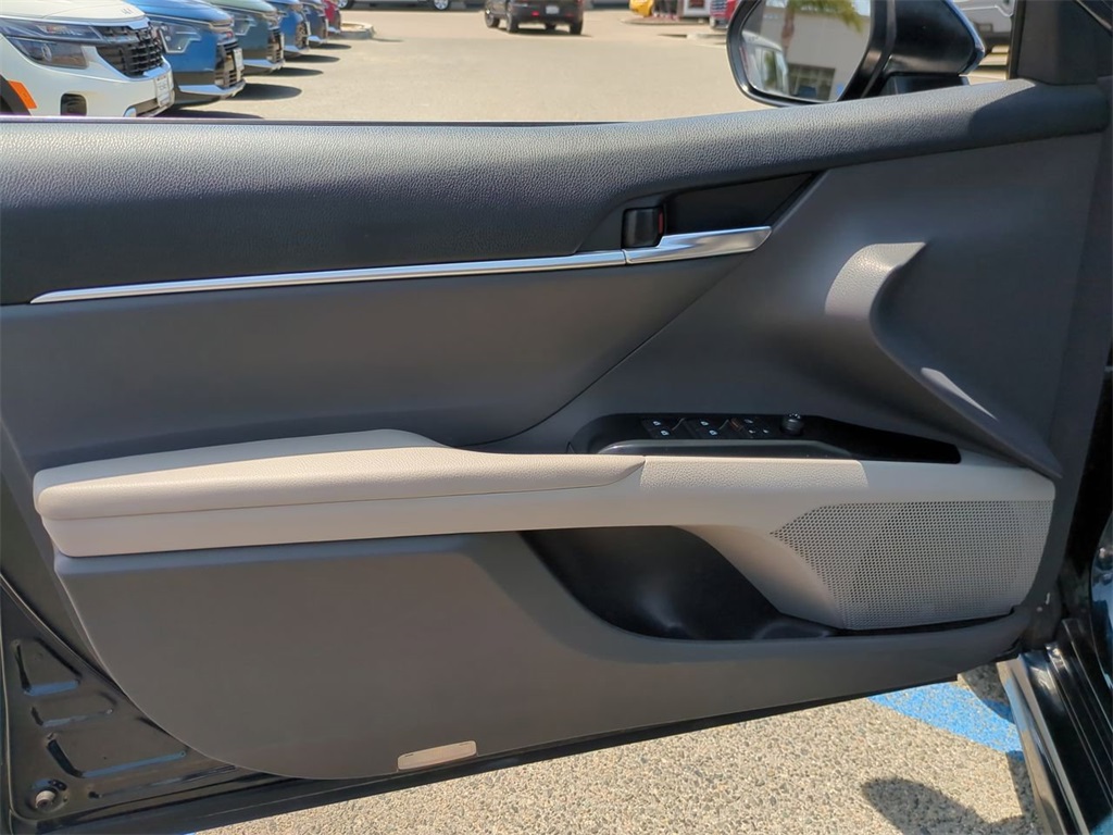 Vehicle image 21 of 42