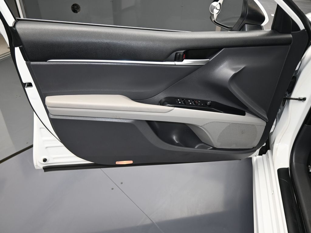 Vehicle image 33 of 67